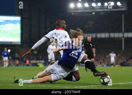 Evertons Tom Davies (links) und Watfords Stefano Okaka kämpfen um Der Ball Stockfoto