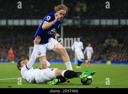 Watfords Daryl Janmaat (links) und Evertons Tom Davies kämpfen um Der Ball Stockfoto