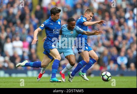 Mit Raheem Sterling (Mitte) von Manchester City kämpft man um den Ball Marc Albrighton (rechts) und Ben Chilwell von Leicester City Stockfoto