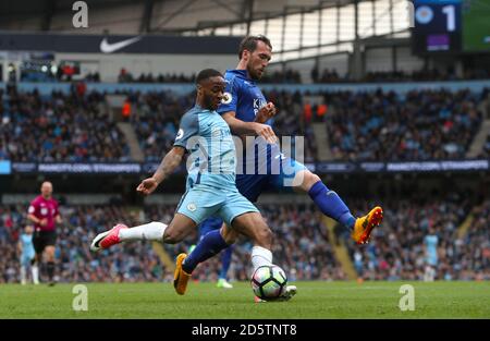 Raheem Sterling (links) von Manchester City und Christian Fuchs von Leicester City Kampf um den Ball Stockfoto