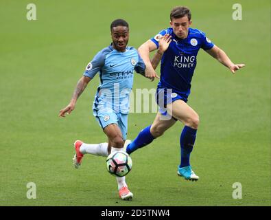 Manchester City's Raheem Sterling (links) und Leicester City's Ben Chilwell Kampf um den Ball Stockfoto