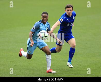 Manchester City's Raheem Sterling (links) und Leicester City's Ben Chilwell Kampf um den Ball Stockfoto