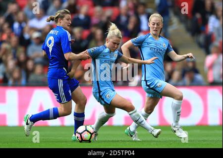 Ellen White von Birmingham City (links) und Isobel Christiansen von Manchester City (Mitte) Kampf um den Ball Stockfoto