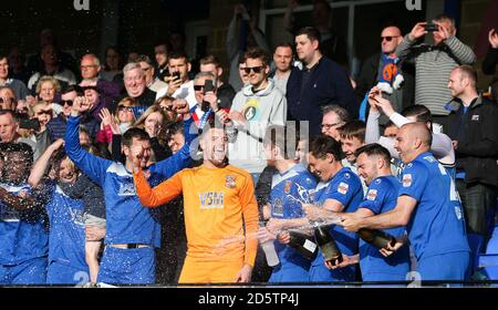 Die Spieler von Bangor City feiern am Ende des Spiels Gegen Cardiff traf Uni Stockfoto