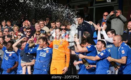 Die Spieler von Bangor City feiern am Ende des Spiels Gegen Cardiff traf Uni Stockfoto