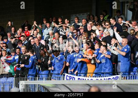 Die Spieler von Bangor City feiern am Ende des Spiels Gegen Cardiff traf Uni Stockfoto