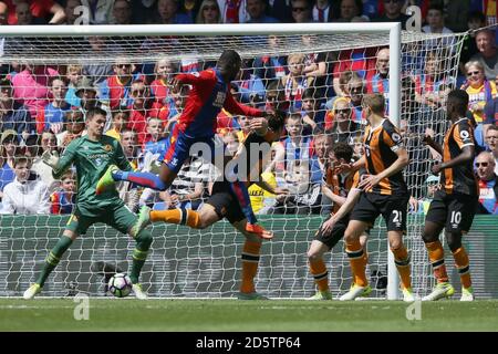 Christian Benteke, links vom Crystal Palace, schießt ein Tor Stockfoto