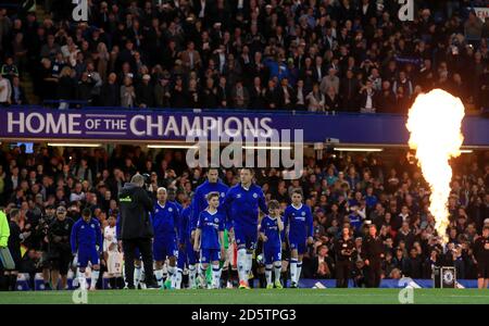 Chelsea's John Terry (Mitte) führt die Teams vor Das Spiel Stockfoto