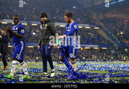 Chelsea's Eden Hazard (rechts) feiert nach dem letzten Pfiff Stockfoto