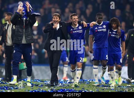 Chelsea-Manager Antonio Conte (links) feiert mit Cesar Azpilicueta (rechts) Nach der letzten Pfeife Stockfoto