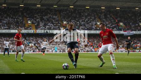 Harry Kane von Tottenham Hotspur (links) und Phil Jones von Manchester United Stockfoto