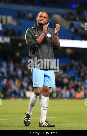 Vincent Kompany von Manchester City applaudiert den Fans nach dem letzten Pfiff Stockfoto