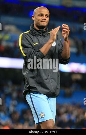 Vincent Kompany von Manchester City applaudiert den Fans nach dem letzten Pfiff Stockfoto