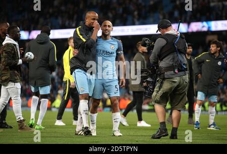 Pablo Zabaleta von Manchester City in seinem letzten Spiel dankt der Fans nach der Präsentation durch den Club mit Manchester City Vincent Kompany (links) Stockfoto