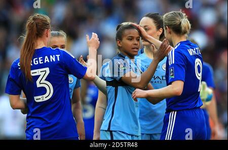 Nikita Parris (Mitte) von Manchester City schüttelt die Hände mit Birmingham City's Meaghan Sargeant (links) und Ellen White nach dem Spiel Stockfoto