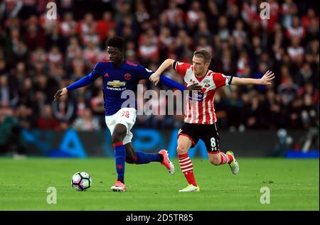 Axel Tuanzebe von Manchester United (links) und Steven Davis von Southampton Für den Ball Stockfoto