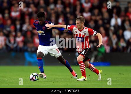 Axel Tuanzebe von Manchester United (links) und Steven Davis von Southampton Für den Ball Stockfoto