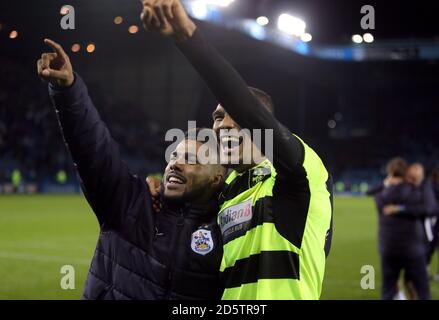 Huddersfield Town's Collin Quaner (rechts) und Elias Kachunga feiern danach Das Spiel Stockfoto