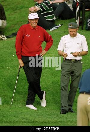 Per-Ulrik Johansson und Colin Montgomerie lächeln am 18. Grün nach dem Ende ihrer Runde Stockfoto