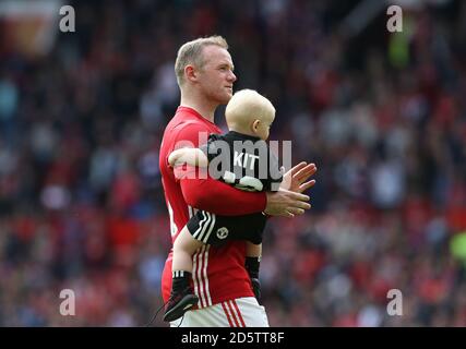 Wayne Rooney von Manchester United applaudiert den Fans mit seiner Jugend Sohn am Ende des Spiels gegen Crystal Palace Während des Premier League-Spiels in Old Trafford Stockfoto