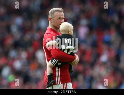 Wayne Rooney von Manchester United applaudiert den Fans mit seiner Jugend Sohn am Ende des Spiels gegen Crystal Palace Während des Premier League-Spiels in Old Trafford Stockfoto