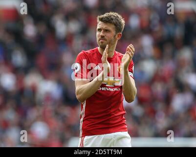Michael Carrick von Manchester United applaudiert die Fans am Ende Des Spiels gegen Crystal Palace während der Premier League Spiel im Old Trafford Stockfoto