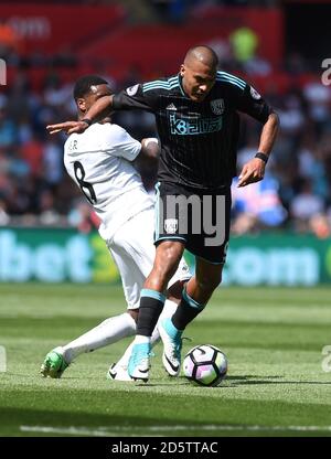 Swansea City's Leroy Fer (rechts) und West Bromwich Albion's Saloman Rondon in Aktion Stockfoto