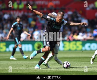 Swansea City's Leroy Fer (rechts) und West Bromwich Albion's Saloman Rondon in Aktion Stockfoto