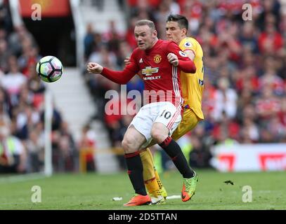 Wayne Rooney von Manchester United und Martin Kelly von Crystal Palace während Das Spiel in der Premier League bei Old Trafford Stockfoto