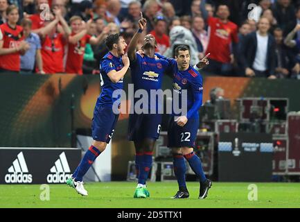 Paul Pogba (Mitte) von Manchester United feiert den ersten Treffer seiner Seite Ziel des Spiels mit Mannschaftskollegen Manchester United Matteo Darmian (links) und Henrikh Mkhitaryan von Manchester United während der UEFA Europa League Finale in Stockholm Stockfoto