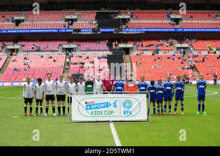 Gruppenfoto von Derby County und Ipswich Town, Finalisten im Finale der EFL Kids Cup Championship Stockfoto