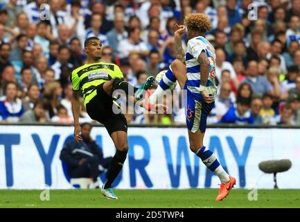 Huddersfield Town's Collin Quaner (links) und Reading's Danny Williams kämpfen während des Sky Bet Championship Play-Off Finals im Wembley Stadium, London, 29. Mai 2017 um den Ball Stockfoto