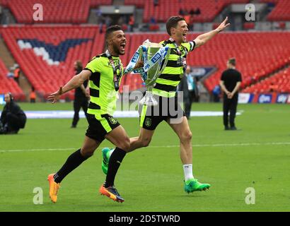 Elias Kachunga (links) von Huddersfield Town und Mark Hudson feiern mit der Trophäe nach dem Sky Bet Championship Play-Off Finale im Wembley Stadium, London, 29. Mai 2017 Stockfoto