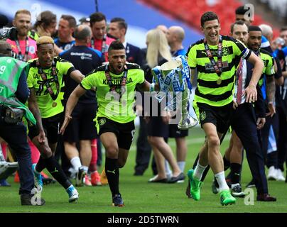 Rajiv van La Parra von Huddersfield Town (links), Elias Kachunga (Mitte) und Mark Hudson feiern mit der Trophäe nach dem Play-Off-Finale der Sky Bet Championship im Wembley Stadium, London, 29. Mai 2017 Stockfoto