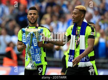 Elias Kachunga von Huddersfield Town (links) und Rajiv van La Parra feiern mit der Trophäe nach dem Play-Off-Finale der Sky Bet Championship im Wembley Stadium, London, 29. Mai 2017 Stockfoto