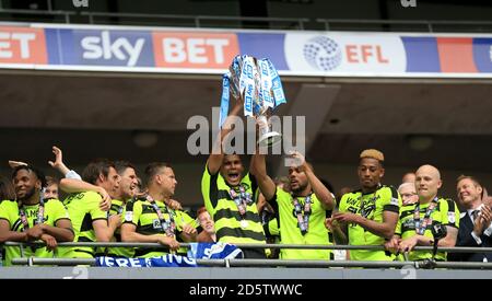 Collin Quaner von Huddersfield Town hebt die Trophäe nach ihrer Seite Gewinnen Sie das Sky Bet Championship Play Off Finale Stockfoto