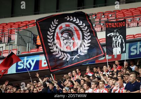 Exeter City Fans winken eine Flagge in den Tribünen Stockfoto