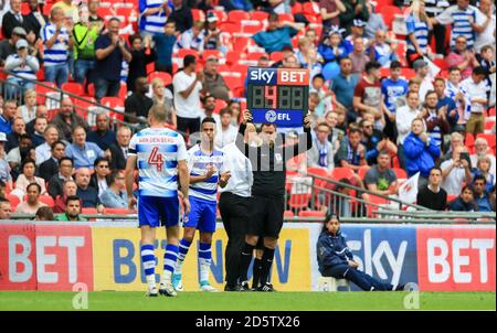 Reading's Jordan Obita wird durch Reading's Joey van ersetzt Den Berg Stockfoto