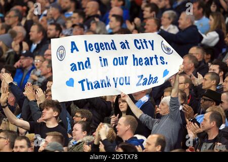 Manchester City-Fans halten ein Banner, das Pablo Tribut zollt Zabaleta Stockfoto