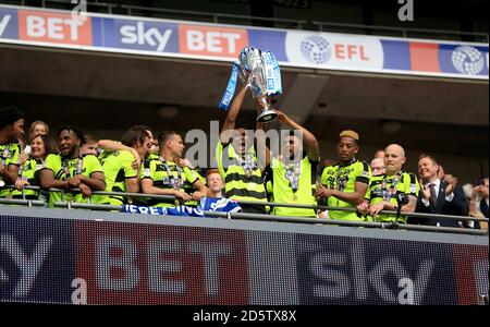 Huddersfield Town's Collin Quaner (links) und Elias Kachunga (rechts) Lift Die Trophäe nach ihrer Seite gewinnen die Sky Bet Championship Play-Off-Finale Stockfoto