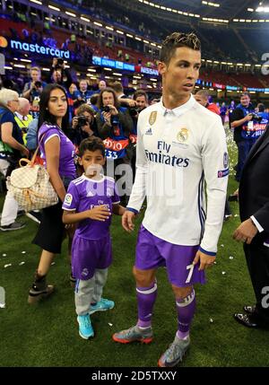 Real Madrids Cristiano Ronaldo, sein Sohn Cristiano Ronaldo Jr. und seine Freundin Georgina Rodriguez nach dem Champions-League-Finale 2017 im Nationalstadion von Cardiff Stockfoto