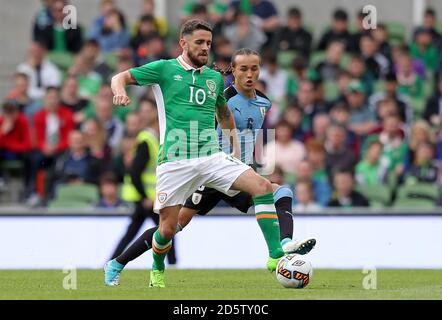 Robbie Brady (links) und Diego Laxalt aus Uruguay Kampf um den Ball Stockfoto