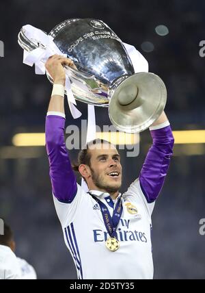 Gareth Bale von Real Madrid feiert die Trophäe nach dem Champions-League-Finale 2017 im Nationalstadion von Cardiff Stockfoto