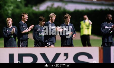 Leben auf der Überholspur. Joe Cole von West Ham United, Dritter von links, trifft die Manchester United-Stars Paul Scholes, Teddy Sheringham, David Beckham, Gary Neville und Andy Cole während des Trainings in England Stockfoto