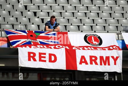 Ein England-Fan auf den Tribünen vor dem Anpfiff Stockfoto