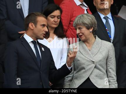 Der französische Präsident Emmanuel Macron (links) und Premierminister der Großbritannien Theresa May in der Menge Stockfoto