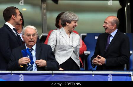 Der französische Präsident Emmanuel Macron (links) und Premierminister der Großbritannien Theresa May in der Menge Stockfoto