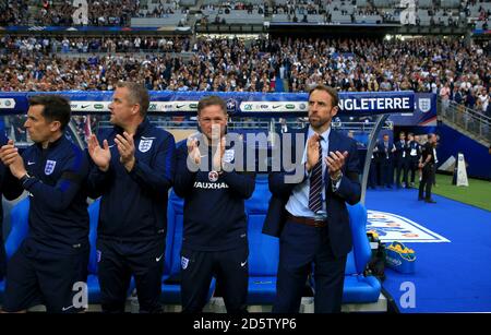 England-Manager Gareth Southgate (rechts) applaudiert dem englischen Management Team Stockfoto