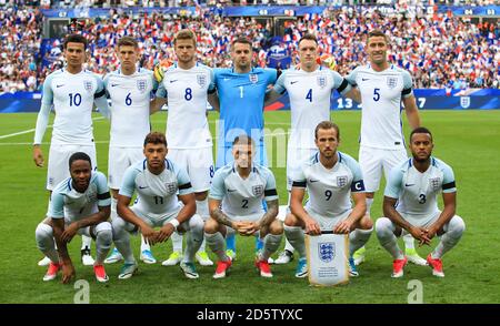 Gruppenschuss Des Englischen Teams. Top Row (von links nach rechts) DELE Alli, John Stones, Eric Dier, Torwart Tom Heaton, Phil Jones und Gary Cahill. Untere Reihe (von links nach rechts) Raheem Sterling, Alex Oxlade-Chamberlain, Kieran Trippier, Harry Kane und Ryan Bertrand Stockfoto