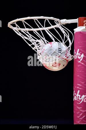 Eine allgemeine Ansicht ein Netball trifft den Reifen, um zu Punkten Ein Ziel Stockfoto